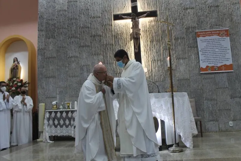 Relíquia vinda de Lisieux, na França, foi apresentada à comunidade católica no Domingo de Páscoa, durante a missa