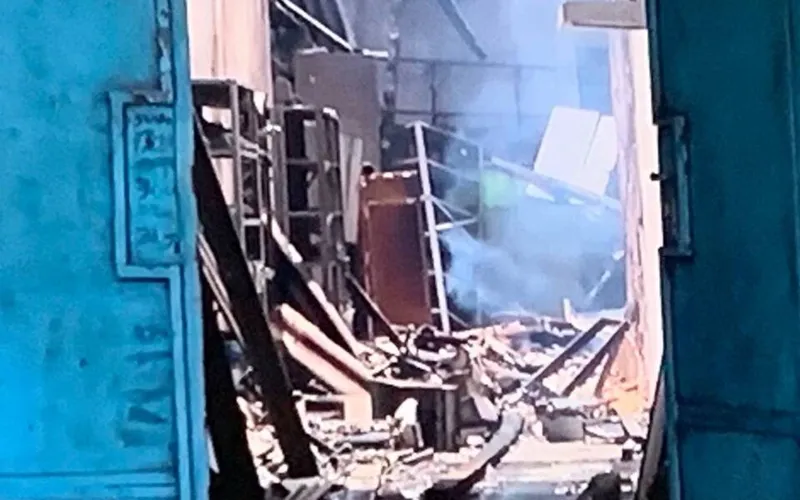 Imagem ilustrativa da imagem INCÊNDIO DESTRÓI IMÓVEL ABANDONADO EM BEBEDOURO; DEFESA CIVIL ANALISA RISCOS