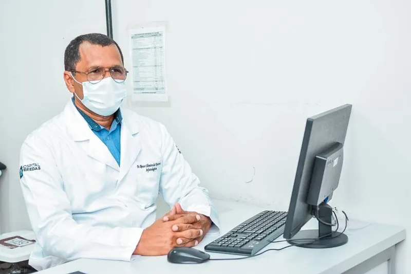Imagem ilustrativa da imagem INFECTOLOGISTA DIZ QUE ALTA DE CASOS DE COVID DEVE-SE À ÔMICRON
