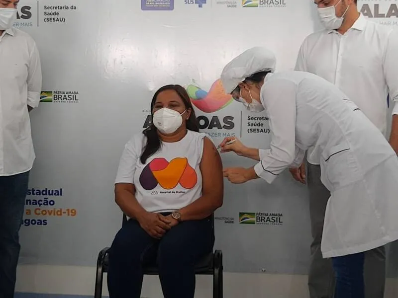 INÍCIO DA VACINAÇÃO EM ALAGOAS

No primeiro lote, Alagoas recebeu mais de 80 mil doses da CoronaVac. A cada alagoano a ser vacinado foram destinadas duas doses do imunizante. A distribuição foi feita pelo Ministério da Saúde, que enviou os imunizantes para os estados brasileiros.