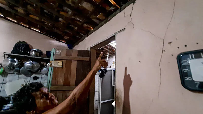 Imagem ilustrativa da imagem LAUDO ATESTA RACHADURAS NO FLEXAL E MORADORES AGUARDAM DEFINIÇÃO