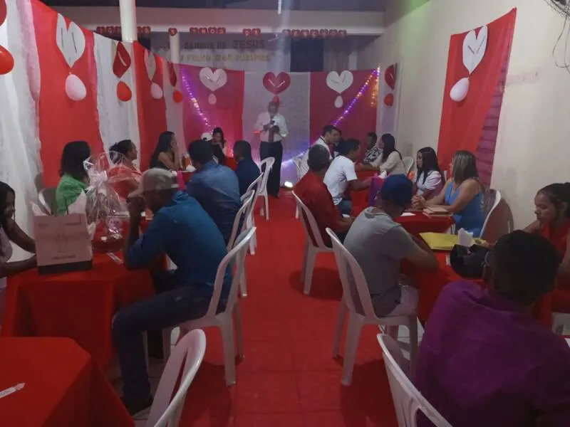Instalações da igreja foram transformadas em ambiente festivo para receber os casais