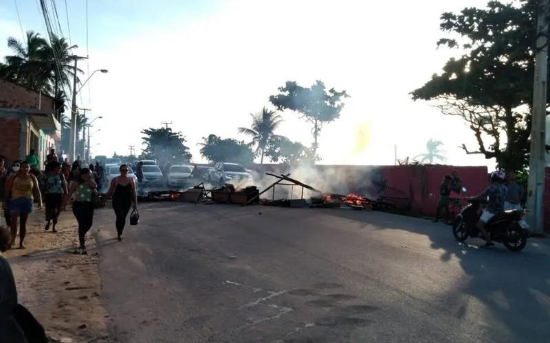 Imagem ilustrativa da imagem MORADORES DE RIACHO DOCE FECHAM VIA EM PROTESTO CONTRA FALTA D’ÁGUA