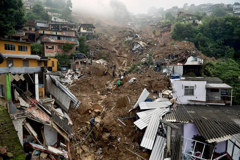 Nas ruas da cidade, moradores seguem limpando casas, comércios e prédios históricos