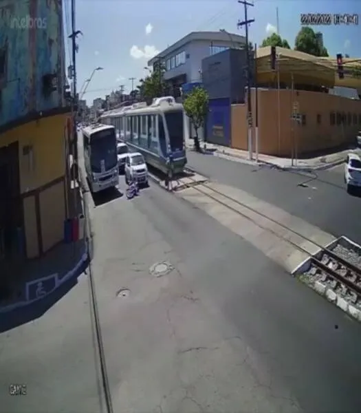 Imagem ilustrativa da imagem MOTOCICLISTA SALVA IDOSA DE SER ATROPELADA POR VLT EM MACEIÓ