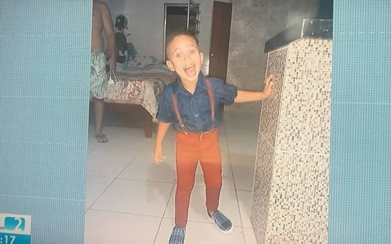 Imagem ilustrativa da imagem MOTORISTA QUE ATROPELOU FAMÍLIA NA AL-101 SUL ALEGA FALTA DE SINALIZAÇÃO

0
