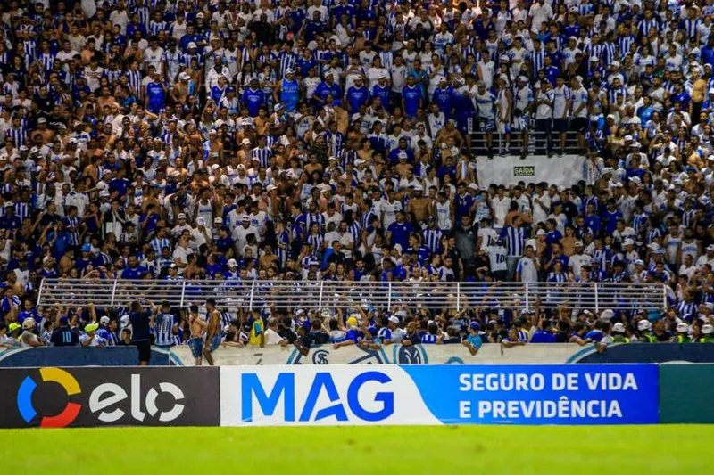 Momento em que a grade das grandes arquibancadas do Rei Pelé cede, em jogo do CSA