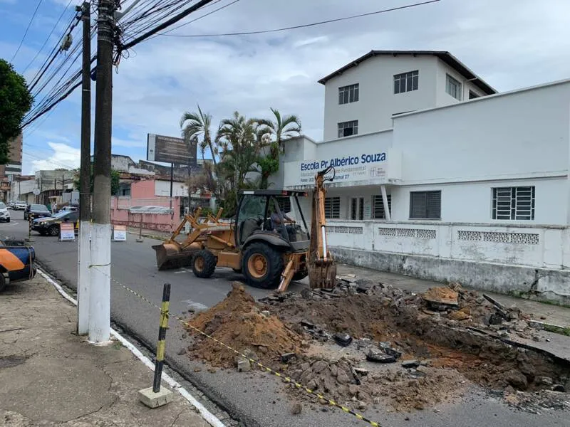 Imagem ilustrativa da imagem MUNICÍPIO EXECUTA OBRA PARA FECHAR BURACO ABERTO APÓS ASFALTO CEDER NO FAROL