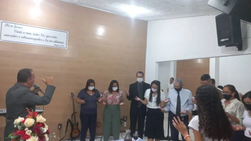 Pastor Tony Santos (à esq) em mais um culto na Igreja Batista Ágape, localizada no Conjunto Graciliano Ramos