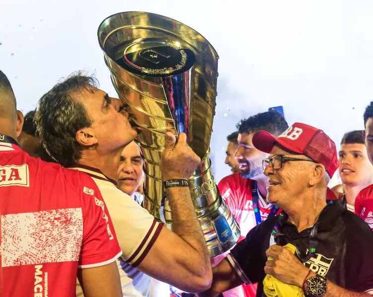 Presidente Mário Marroquim beija o troféu de campeão alagoano conquistado pelo CRB