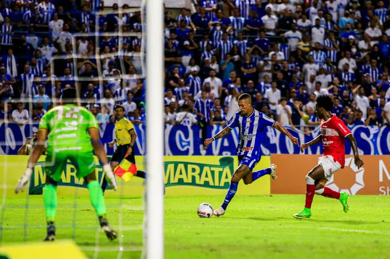 Diante de sua torcida, em pleno Rei Pelé, CSA foi despachado pelo CRB na semifinal do Alagoano
