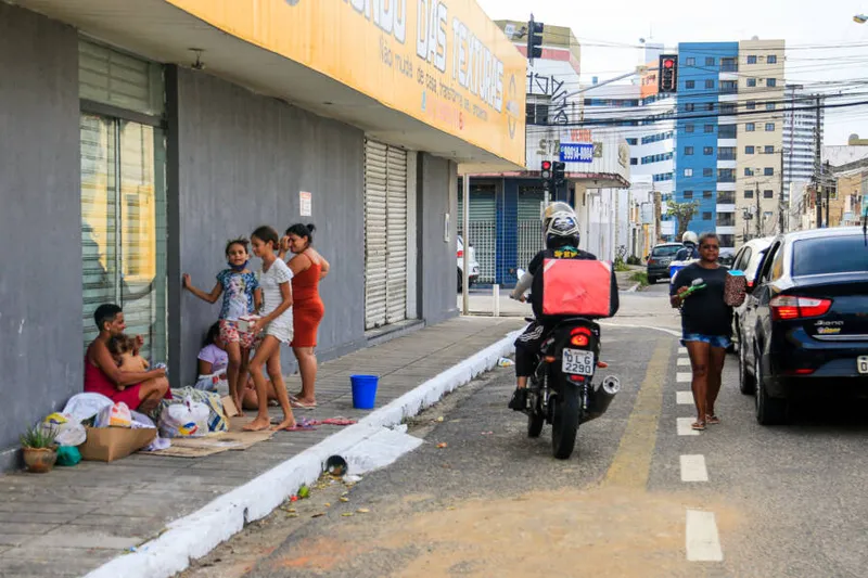Maceió, 24 de dezembro de 2021
Famílias pedindo ajuda nos sinais de trânsito em Maceió. Alagoas - Brasil.
Foto:@Ailton Cruz