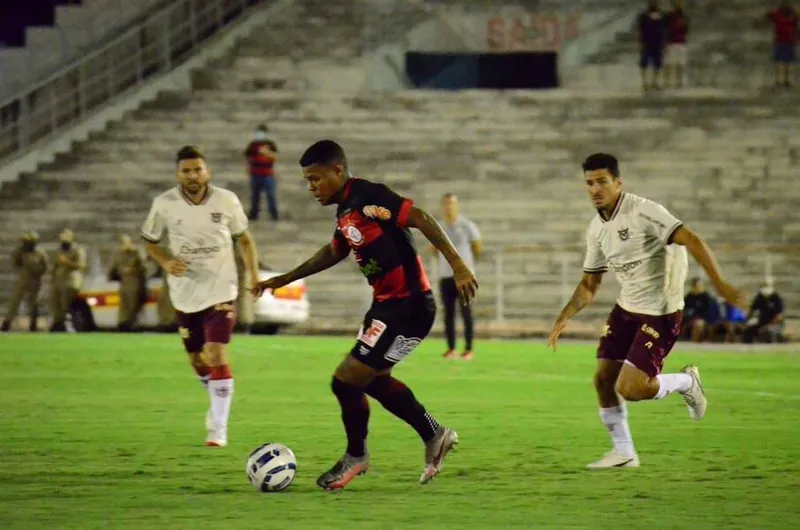 Desfalcado, Raposa teve as melhores chances, enquanto Galo decepcionou com titulares