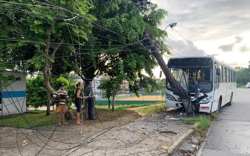 Imagem ilustrativa da imagem ÔNIBUS COLIDE CONTRA POSTE E DEIXA FIAÇÃO EXPOSTA NA SANTA AMÉLIA