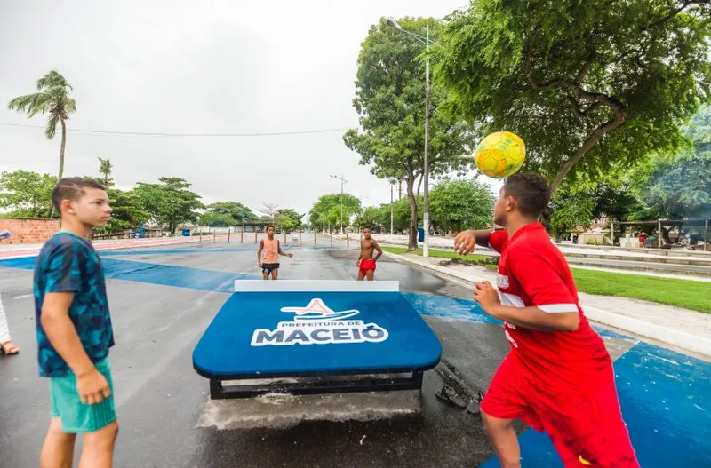 Orla lagunar, que passa por revitalização, ganhou equipamentos de futmesa e quadras de esporte reformadas