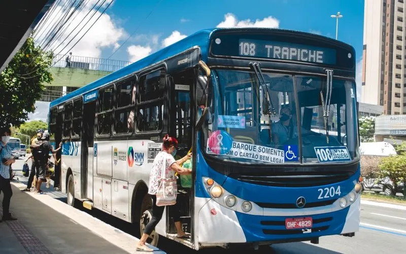 Imagem ilustrativa da imagem PASSAGEIRAS DO TRANSPORTE PÚBLICO DE MACEIÓ PODEM DESEMBARCAR FORA DE PONTOS