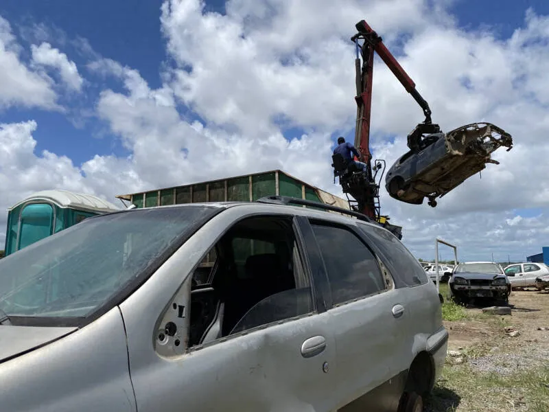 Imagem ilustrativa da imagem PREFEITURA REMOVE CARCAÇAS DE FERROS-VELHOS EM ÁREAS PÚBLICAS