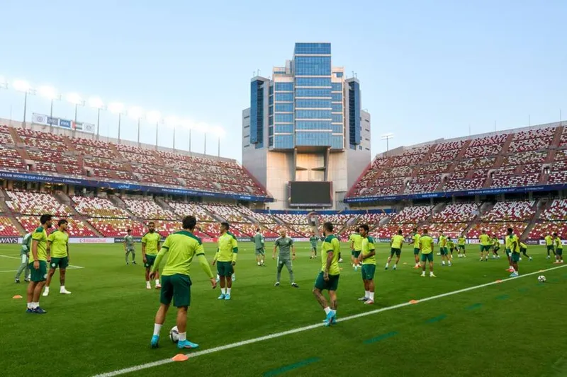 Elenco do Palmeiras conheceu o palco da final do Mundial de Clubes, o estádio Mohammed Bin Zayed