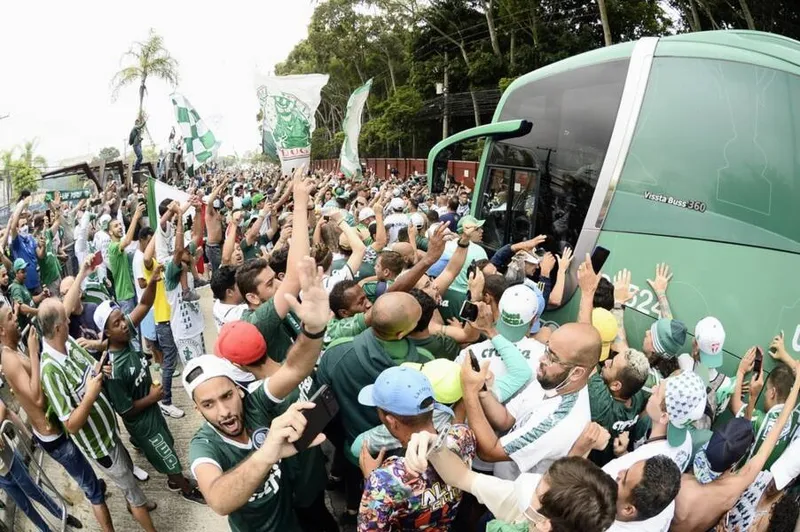 Com festa da torcida, Palmeiras embarcou nessa quarta para disputar Mundial de Clubes nos Emirados Árabes