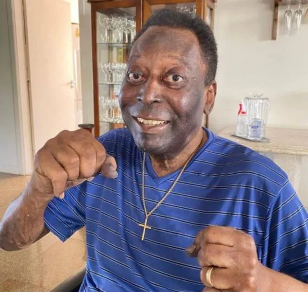 Pelé deixou o hospital no último sábado (26)