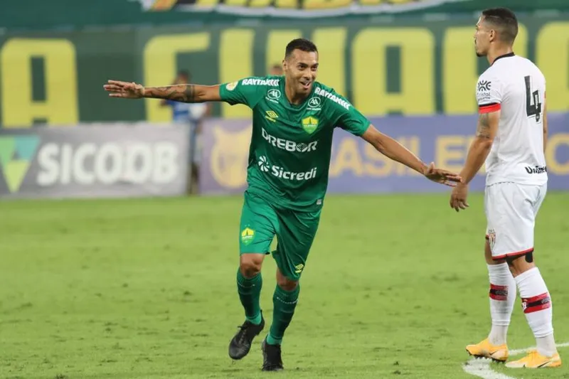 Atacante Élton, de 36 anos, teve o nome fortemente especulado nos bastidores do Galo, mas ficará no Dourado em 2022