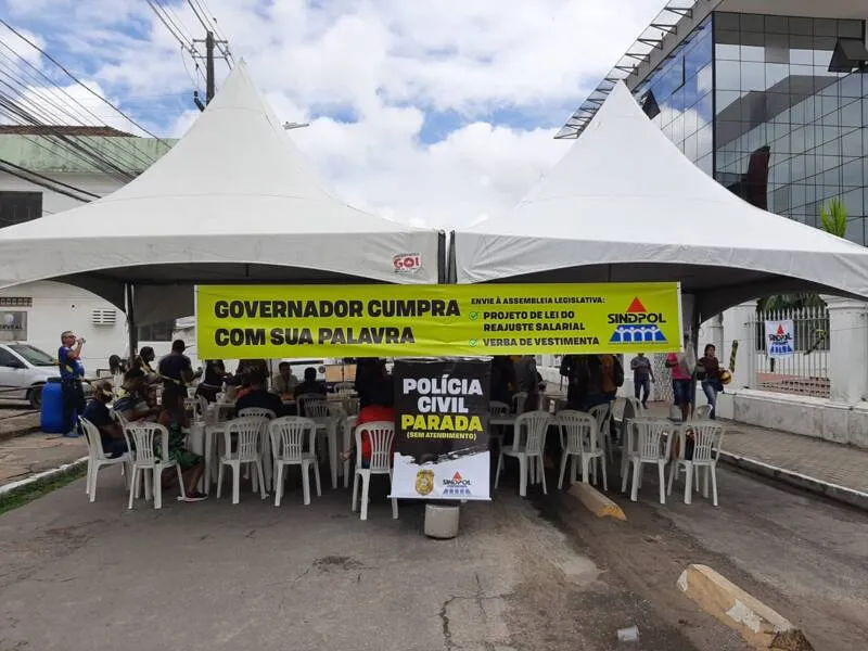 Sindicato dos Policiais Civis de Alagoas faz ato em frente ao Palácio República dos Palmares, no Centro de Maceió