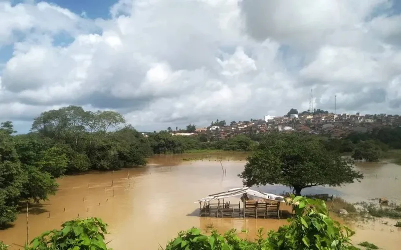 Imagem ilustrativa da imagem RIO COMANDATUBA TRANSBORDA COM FORTES CHUVAS EM PORTO CALVO