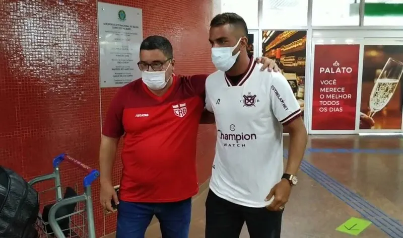 Volante Maicon, recebido pelo supervisor Lima Verde no aeroporto de Maceió, chegou ao CRB nessa segunda (21)