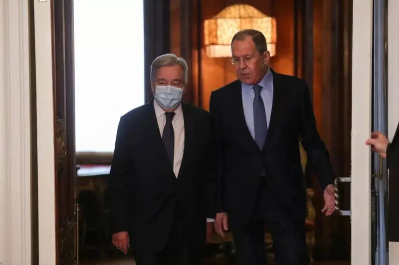Secretário geral da ONU Antonio Guterres entra em sala de reunião ao lado do ministro da Defesa