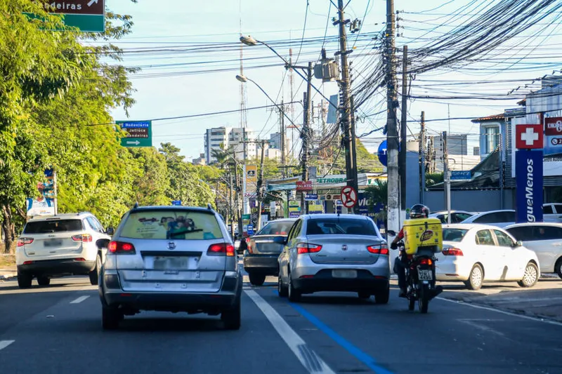 Maceió, 07 de fevereiro de 2022
Veículos comuns trafegando pela faixa azul, na Fernandes Lima, em Maceió. Alagoas - Brasil.
Foto:@Ailton Cruz