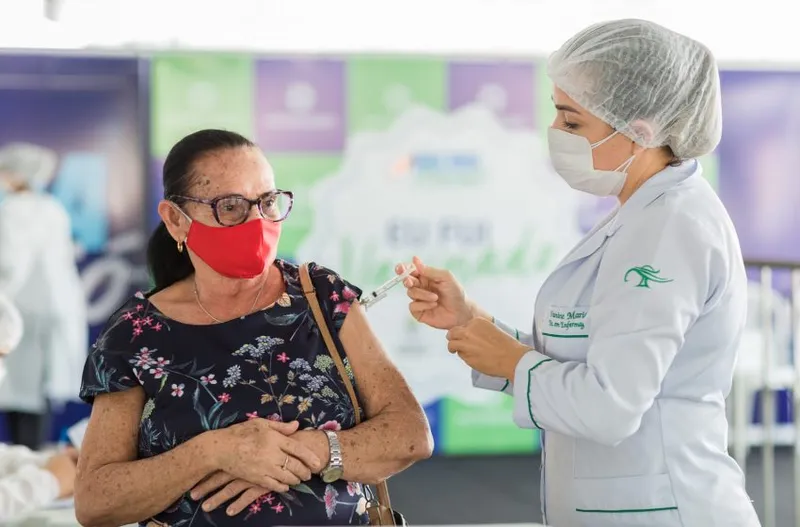 Para receber a quarta dose é necessário um intervalo mínimo de quatro meses