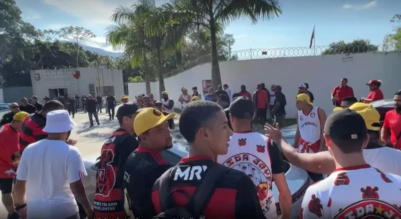 Na véspera da estreia na Série A do Brasileiro, Flamengo enfrentou protesto de sua torcida no CT Ninho do Urubu