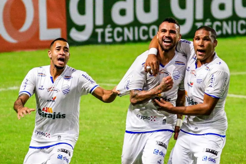 Dupla de zaga em 2021, Lucão e Matheus Felipe (à direita) deixaram o Azulão do Mutange