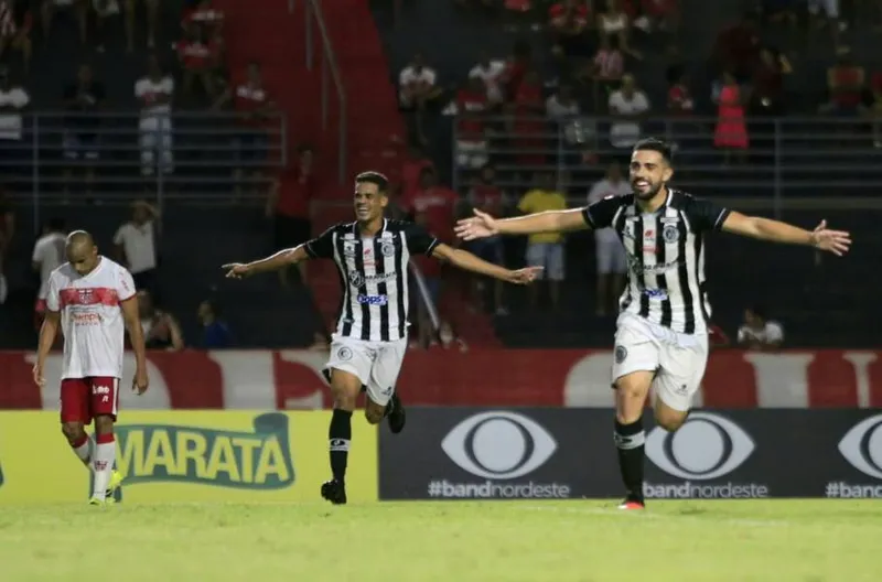 Jogadores do ASA comemoram mais um gol sobre o CRB, na partida dessa terça (8), pelo Estadual