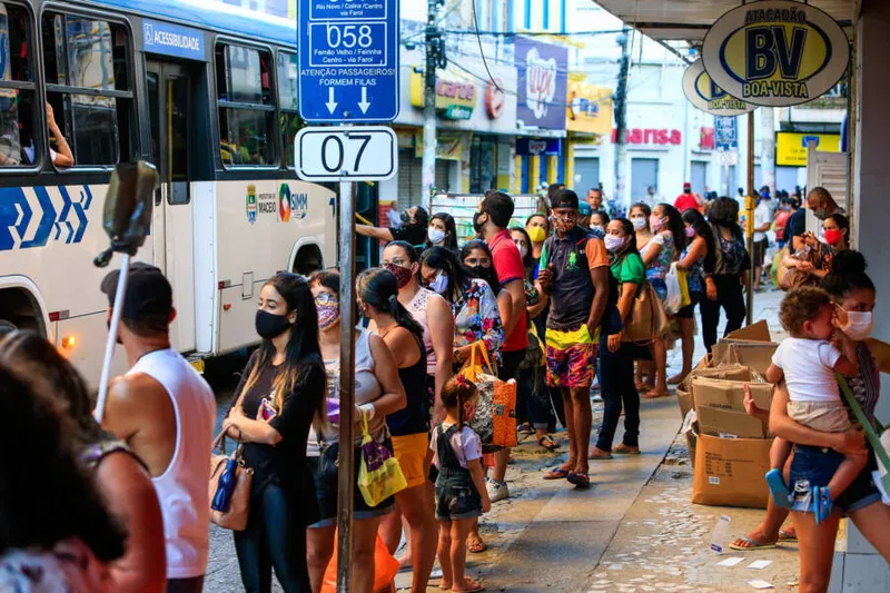 O rendimento real habitual do trabalho, de R$ 2.444, recuou 4,5%, aponta dados do IBGE