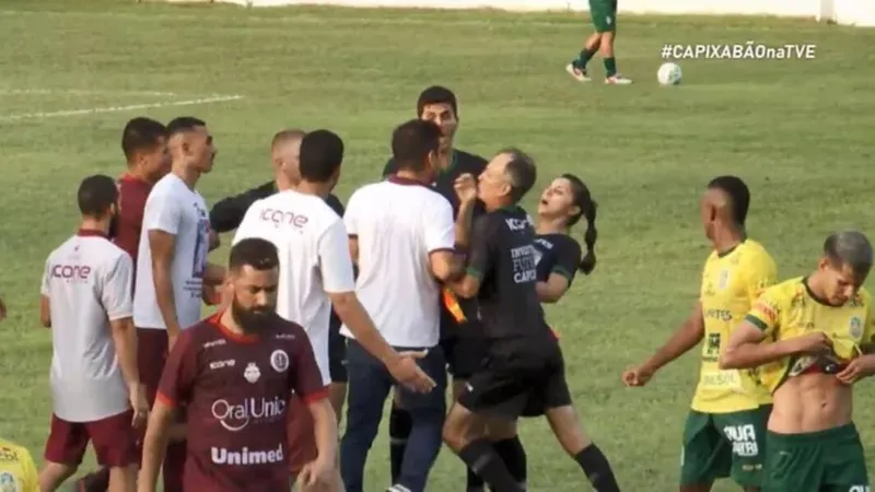Momento em que o técnico partiu para a agressão contra a bandeirinha foi filmado ao vivo durante a transmissão