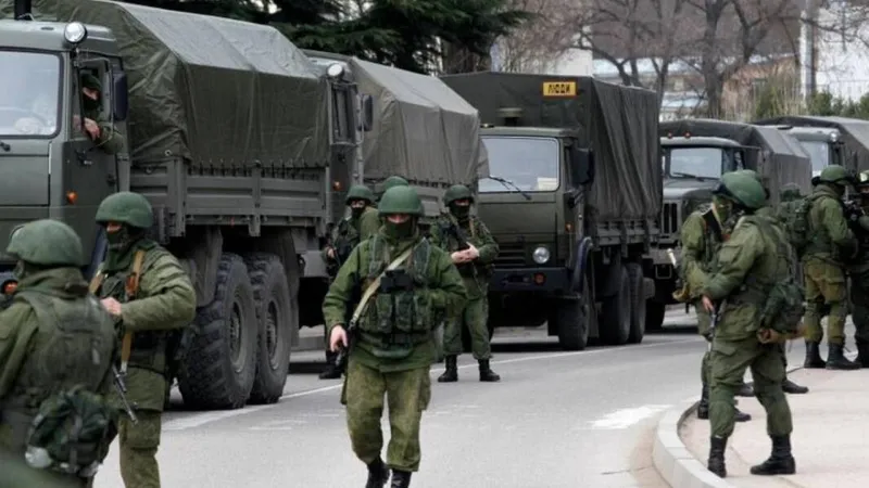 O Kremlin faz grandes manobras militares ao norte de Kiev, e Ucrânia diz estar pronta