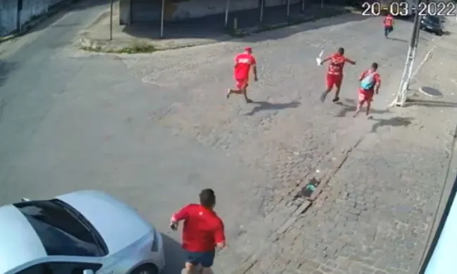 Momento em que torcedores do CRB se envolvem em confusão com advogado e integrante da Galoucura