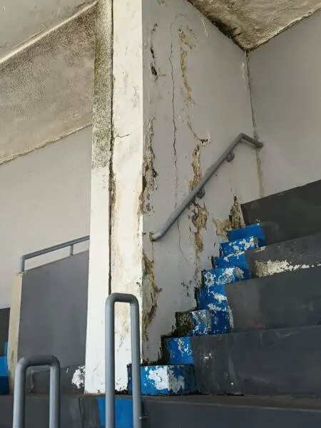 Rachaduras foram registradas por torcedores no Estádio Rei Pelé, durante o jogo entre CSA e Botafogo-PB, no domingo