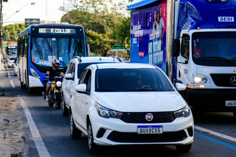 Maceió, 15 de dezembro de 2021
Trafegando irregularmente pela faixa azul, na Avenida Fernandes Lima em Maceió. Alagoas - Brasil.
Foto:@Ailton Cruz