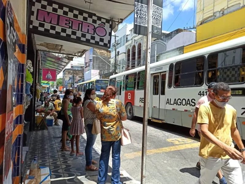 Imagem ilustrativa da imagem USUÁRIOS DE ÔNIBUS TEMEM INFECÇÃO POR COVID E PEDEM AUMENTO DA FROTA