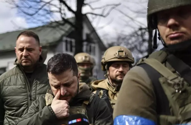 Presidente Zelensky visitou a cidade de Bucha dias após a divulgação mundial de imagens