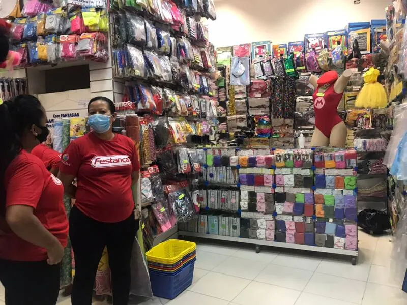 Mesmo com a redução, consumidores estão indo em busca de acessórios e fantasias