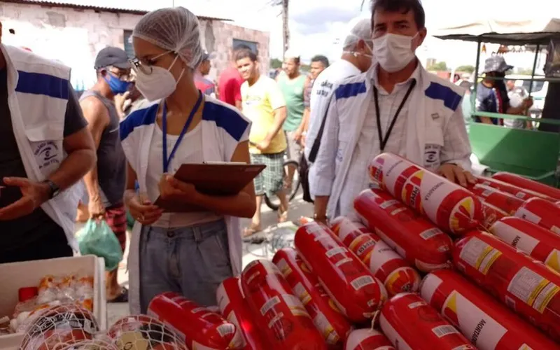 Imagem ilustrativa da imagem VIGILÂNCIA APREENDE CERCA DE 200KG DE PRODUTOS ESTRAGADOS EM MERCADO