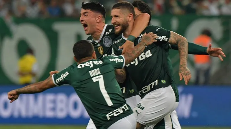 Zé Rafael comemora o gol de falta que deu o título da Recopa para o Palmeiras