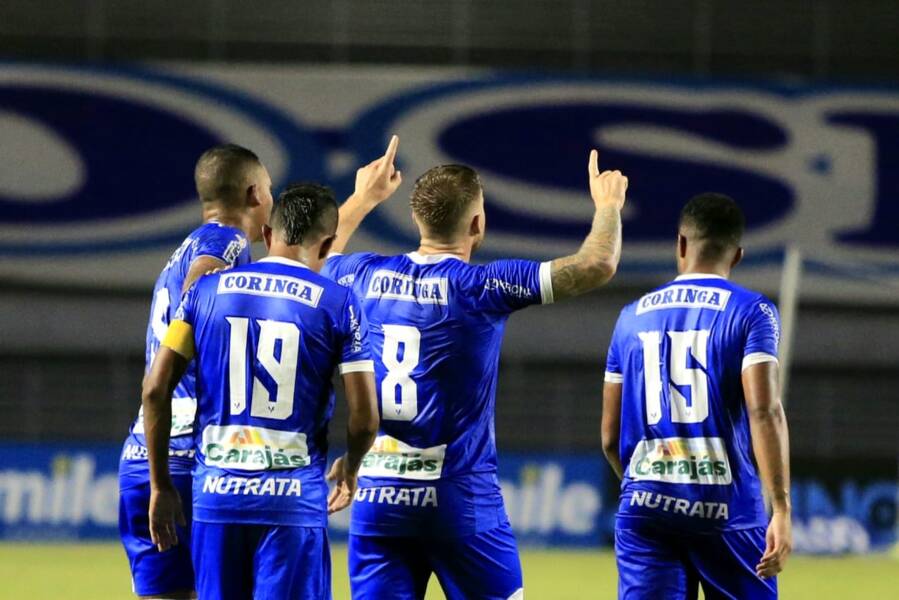 Jogadores do CSA comemoram o terceiro gol, assinalado por Yann Rolim, sobre o Aliança