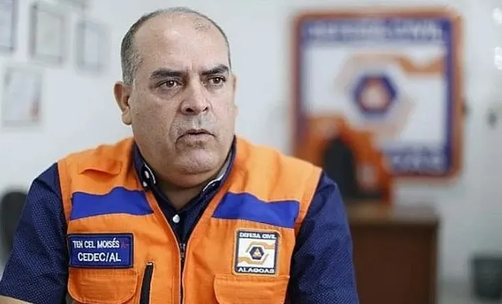 Imagem ilustrativa da imagem 30% DAS COMISSÕES MUNICIPAIs FUNCIONAM PRECARIAMENTE
Os 102 municípios têm comissões municipais de Defesa Civil. Porém, em 30%, as comissões funcionavam precariamente, em salas improvisadas, com no máximo dois servidores e a maioria despreparada até para preencher os formulários dos desastres naturais. Há casos também que o órgão servia apenas como cabide de emprego para aliados dos gestores. O coordenador estadual, coronel Moisés Melo, afirmou que os coordenadores das comissões municipais receb