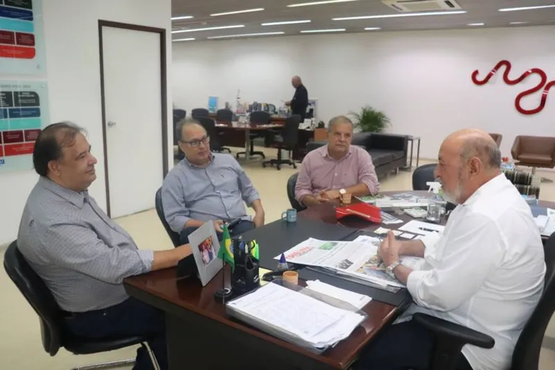 Imagem ilustrativa da imagem ADEPOL SOLICITA APOIO DA INDÚSTRIA PARA ENCONTRO DE DELEGADOS DE POLÍCIA DO BRASIL
ASCOM FIEA
Delegados se reuniram ontem com o presidente da Fiea, José Carlos Lyra
DA REDAÇÃO
COM ASSESSORIA
A capital alagoana vai sediar, em setembro, o Encontro de Delegados de Polícia do Brasil, evento promovido pela Adepol/BR e sua congênere no Estado, a Adepol/AL. Será a primeira vez que a categoria se reúne no Nordeste, ressaltou o presidente da Associação, delegado Antônio Carlos Azevedo Lessa, que se reuni