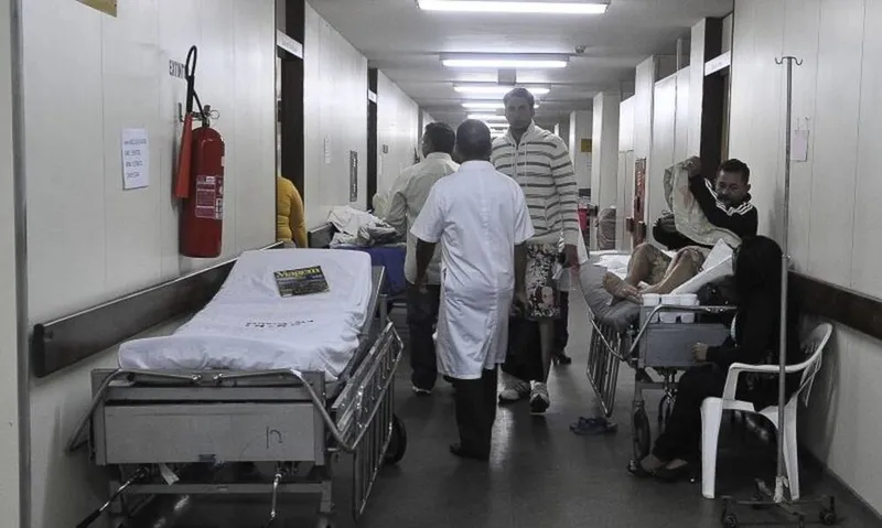 Imagem ilustrativa da imagem AL TEM FILA DE 50 MIL CIRURGIAS ELETIVAS E 700 MIL EXAMES
Médicos cobram insumos para realizarem os procedimentos nos novos hospitais do Estado
ARNALDO FERREIRA
REPÓRTER
A Comissão de Saúde da Assembleia Legislativa se reunirá com o novo secretário de Estado da Saúde, médico Gustavo Pontes de Miranda, para identificar a situação e estratégias com o objetivo de reduzir da longa fila de espera por cirurgias eletivas dos mais de 50 mil pacientes e dos mais de 700 mil exames que precisam ser feitos