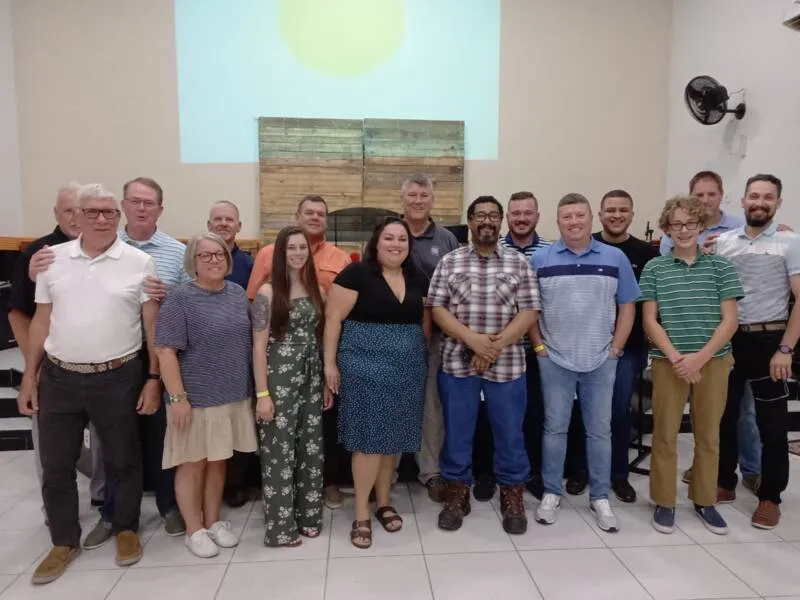Liderados por Lyn Sloop (3º à esquerda), o grupo chegou no dia 26 e retorna no dia 8 deste mês